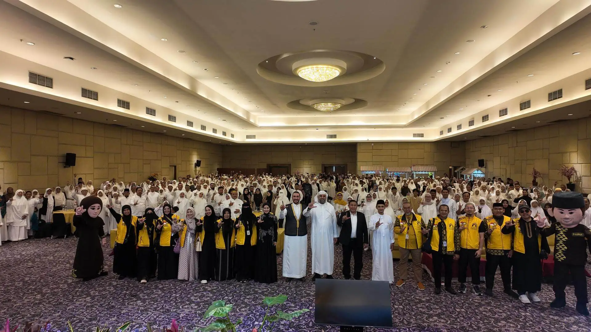 Tim profesional Jannah Firdaus Travel melayani jamaah umroh dengan pelayanan terbaik